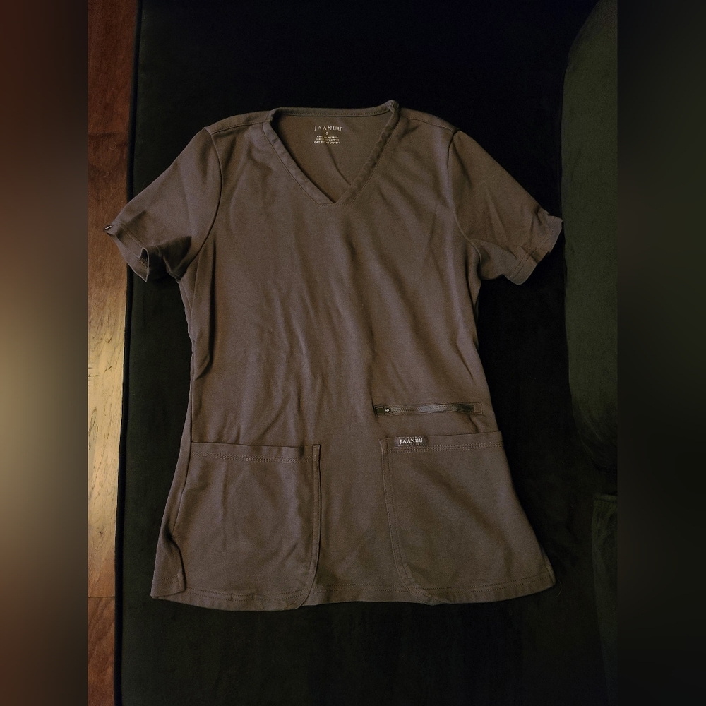 Jaanuu 4-Pocket V-neck Scrub Top in Dark Gray Size Small